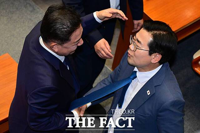 반면 박 의원은 상대적으로 낮은 지지율에도 불구하고 현역 의원들로부터 폭넓은 지지를 받고 있다. 원내대표 경력에서 비롯된 조직 관리 능력이나 성과가 강점으로 작용하고 있다. /남윤호 기자