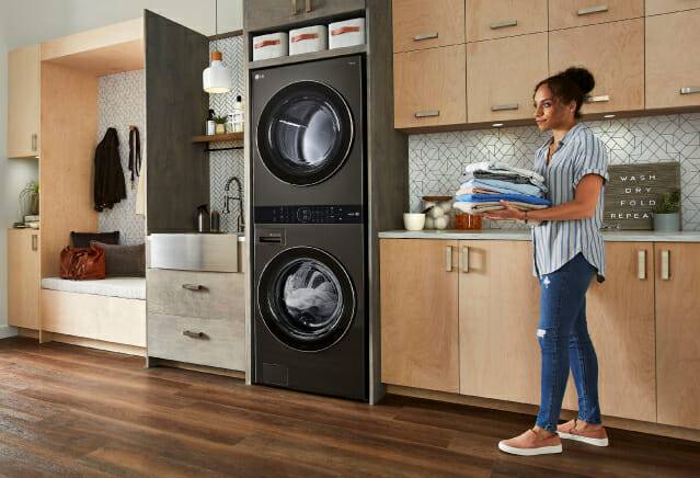 LG전자의 복합형 세탁∙건조기 ‘LG 워시타워’가 美∙英 유력 매체들로부터 호평받으며, 연이어 ‘최고의 세탁∙건조기’ 제품으로 선정됐다. 사진은 차별화된 ‘AI 코어테크’와 뛰어난 사용 편의성을 갖춘 'LG 워시타워'를 이용하고 있는 모습.(사진=LG전자)