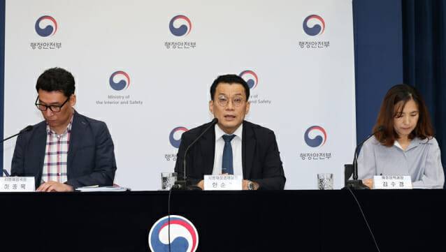 한순기 지방재정경제실장(가운데)이 민생회복 소비쿠폰 주요 정책을 설명하고 있다. (사진=행안부)