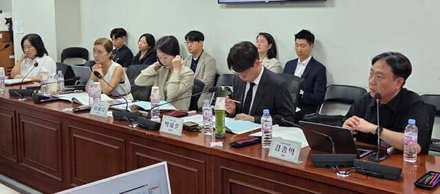 (왼쪽부터) 7월 15일 서울 영등포구 국회의원회관에서 열린 ‘커지는 중고거래시장, 세계 경쟁을 위한 활성화 방안’ 토론회에 참석한 김종익 딜리버드코리아 대표, 박세훈 법무법인 율촌 변호사, 이예지 국회입법조사처 입법조사관.