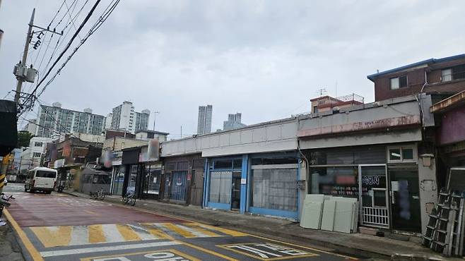 14일 성동구 성수1지구 일대 대로변에 노후 건물들이 늘어서있다. 이지은 기자