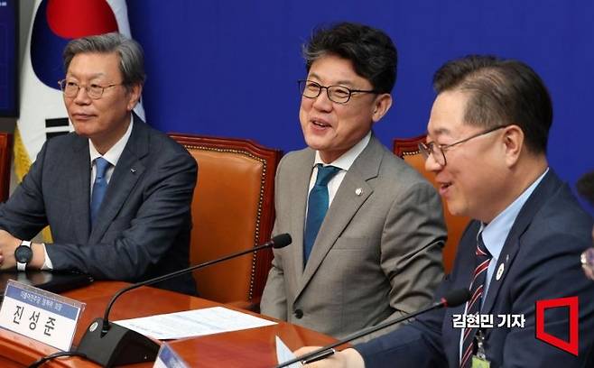 진성준 더불어민주당 정책위의장이 30일 국회에서 상법 개정안 추진 관련 경제계 의견 수렴을 위한 경제6단체 부회장단과 간담회를 하고 있다. 이번 간담회에는 박일준 대한상공회의소 상근부회장, 김창범 한국경제인협회 상근부회장, 이동근 한국경영자총협회 상근부회장, 장석민 한국무역협회 전무, 오기웅 중소기업중앙회 상근부회장, 이호준 한국중견기업연합회 상근부회장, 정우영 한국상장사협회 부회장 등이 참석했다. 2025.6.30 김현민 기자