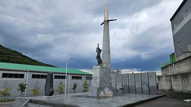 경남 김해시 상동면의 경남영묘원 신어공원추모관 인근에 세워진 위령비. 이세령 기자