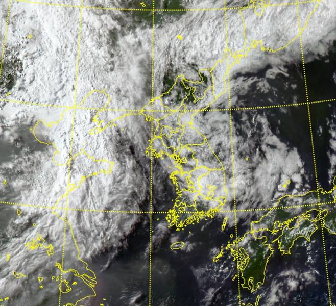 2025년 장마 다시 왔어!=사라졌던 2025년 장마가 부활하면서 16일부터 이번 주말인 19일까지 전국에 다시 강한 장맛비가 쏟아질 것으로 보인다. 기상청은 특히, 이날 중부지방과 전북에 시간당 50mm에 이르는 야행성 폭우가 쏟아질 것으로 전망했다.ⓒ기상청:천리안 위성 영상