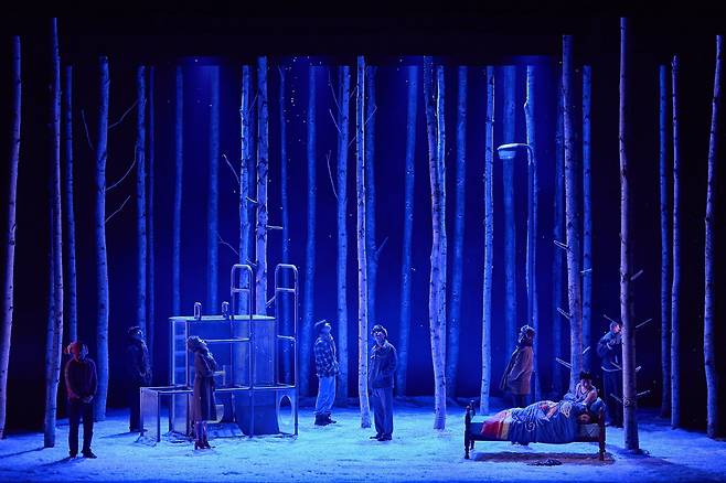 연극 '렛미인'의 무대 위엔 눈 쌓인 북유럽의 자작나무숲이 펼쳐진다. /신시컴퍼니