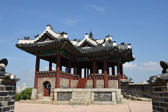 보물로 지정된 방화수류정 외관. /국가유산포털