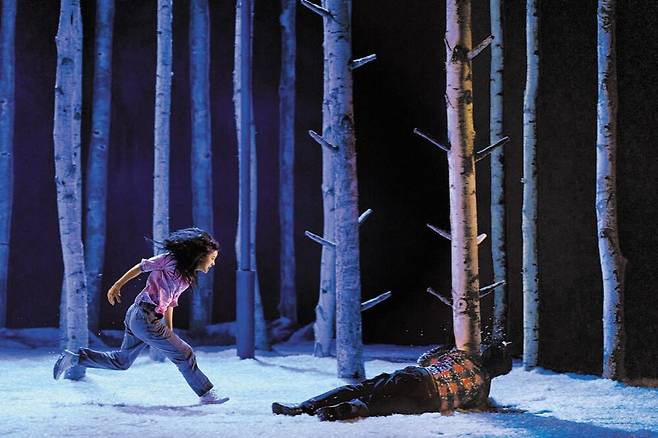 연극 ‘렛미인’의 자작나무 숲속, 뱀파이어 일라이가 폭주해 희생자가 생길 때마다 흰 눈 위로 붉은 선혈이 번진다. /신시컴퍼니