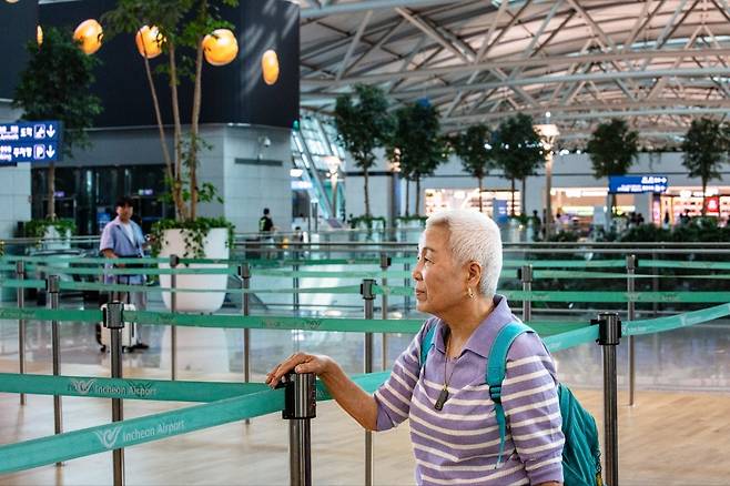 가족이나 친구들 앞에서는 활짝 웃지만 혼자 있을 때는 두려움, 불안감이 몰려온다. 필리핀으로 가족들과 여행을 떠나기 전 공항에서. 사진가는 가족들과 여행을 떠나며 잠시 혼자 있던 사이에 타인들과 있을 때와 다른 순간을 포착했다. 2024. 7월/사진가 박찬원