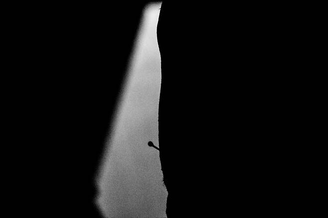 뇌경색 후유증으로 한쪽 귀는 안 들리고 한 쪽 귀에만 보청기를 했다. 잘 안 들리니 사람들과 이야기 할 때는 목소리가 크고 거칠다. 기도할 때는 작은 목소리로 이야기 한다. 보청기 핀이 하나님과 교신하는 안테나 같다. 2024. 10월 우면동 교회에서/사진가 박찬원