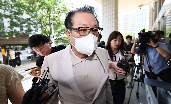 2018년 지방선거 공천헌금 의혹 혐의를 받는 건진법사 전성배씨가 지난 6월 23일 오전 서울 양천구 서울남부지법에서 열린 3차 공판에 출석하고 있다. /뉴스1