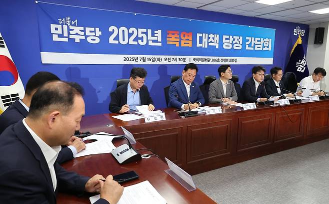 당정이 15일 서울 여의도 국회 의원회관에서 '폭염 대책 당정 간담회'를 하고 있다./연합뉴스