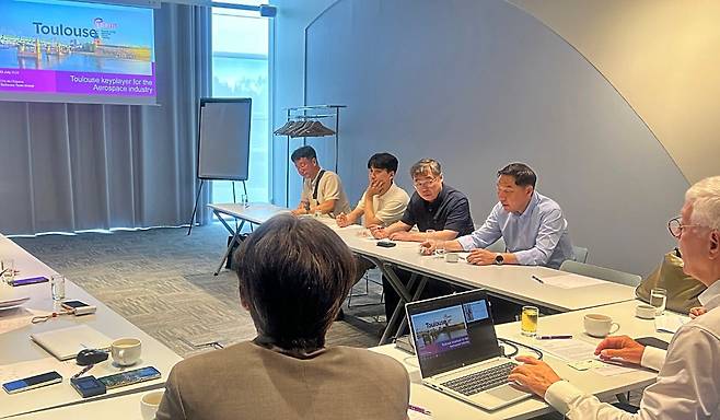 지난 3일 툴루즈 우주 박물관(Cité de l’Espace)에서 다르들레 툴루즈 부시장이 한국 기자들에게 툴루즈 시의 성장 비결을 소개하고 있다./툴루즈=이종현 기자