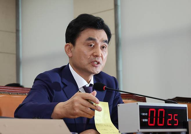 안규백 국방부 장관 후보자가 15일 서울 여의도 국회 국방위원회에서 열린 인사청문회에서 의원 질의에 답변하고 있다. /연합뉴스