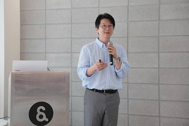 경도인지장애(MCI) 대상 디지털치료기기 ‘코그테라(Cogthera)‘를 개발한 스타트업 이모코그의 노유헌 대표가 발언하고 있다. /카카오벤처스 제공