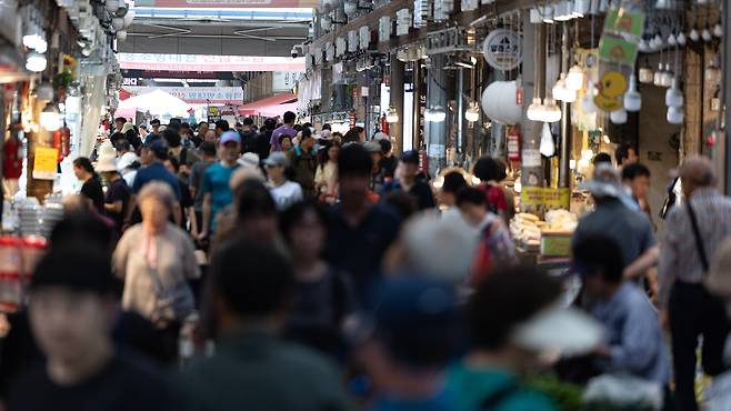 서울시내의 한 전통시장이 북적이고 있다. /뉴스1