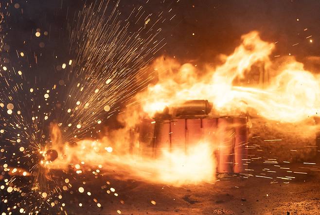 열폭주 일으키는 원통형 리튬 배터리./연합뉴스