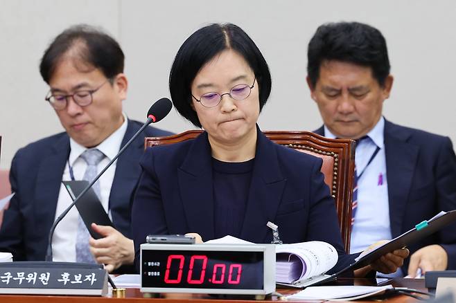 한성숙 중소벤처기업부 장관 후보자가 15일 오전 서울 여의도 국회 산업통산자원중소벤처기업위원회에서 열린 인사청문회에 출석해 자료를 살피고 있다./뉴스1