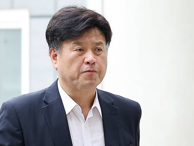 김용 전 민주연구원 부원장이 2024년 8월 26일 오후 서울 서초구 서울중앙지방법원에서 열린 정치자금법 위반·특정범죄 가중처벌법상 뇌물 혐의 사건 항소심 공판에 출석하고 있다. /뉴스1