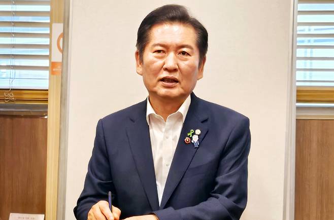 더불어민주당 차기 대표 선거에 출마한 정청래 의원(서울 마포구을)이 지난 14일 오후 대구 동구 신암동의 한 식당에서 열린 당원 간담회에서 취재진 질문에 답하고 있다. /뉴스1