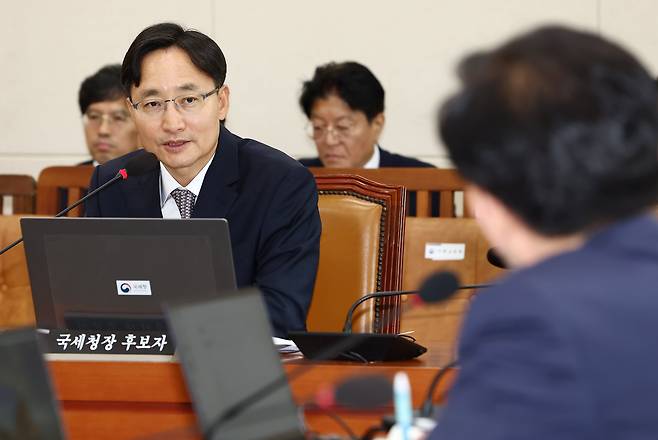 임광현 국세청장 후보자가 15일 서울 여의도 국회 기획재정위원회에서 열린 국세청장 후보자 인사청문회에서 의원 질의에 답변하고 있다. /뉴스1