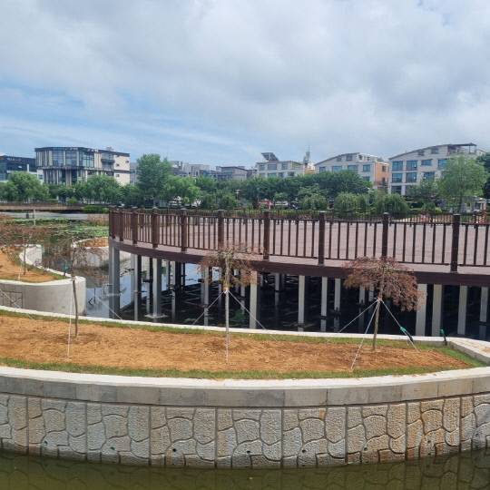 서산의 지형을 형상화한 콘크리트 조형