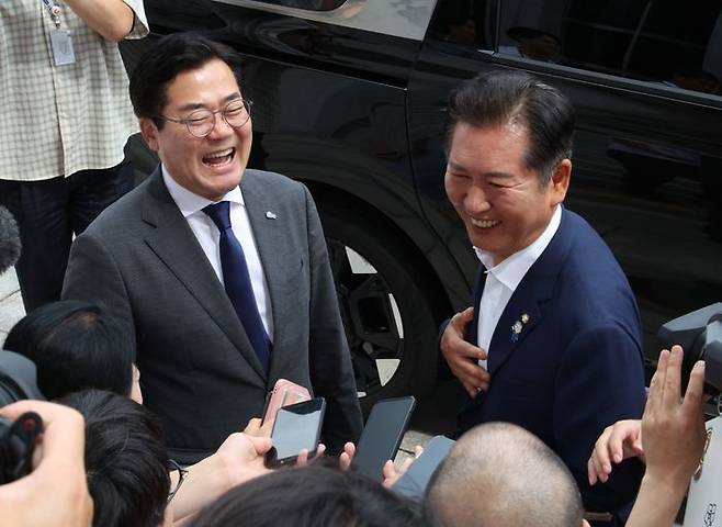 더불어민주당 당대표 선거에 출마한 정청래(오른쪽), 박찬대 의원이 지난 2일 국회에서 열린 검찰개혁 토론회를 마치고 취재진 질문에 답하고 있다. ⓒ뉴시스