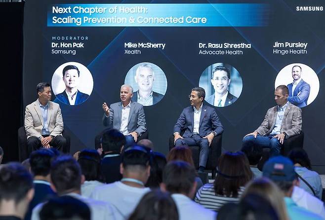 10일(현지시간) 미국 뉴욕에서 진행된 '갤럭시 테크 포럼'에 참석한 패널(왼쪽부터삼성전자 MX사업부 박헌수 디지털 헬스팀장, 젤스(Xealth) CEO 마이클 맥쉐리(Michael McSherry), 美 대형 병원 그룹 어드보케이트 헬스(Advocate Health) 부사장 라수 스레스타(Rasu Shrestha), 美 근골격계 홈케어 솔루션 회사 힌지 헬스(Hinge Health) 대표 짐 퍼슬리(Jim Pursley))ⓒ삼성전자