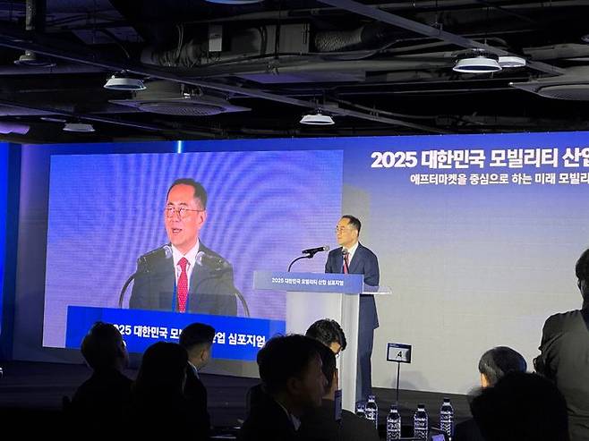 이정환 SK렌터카 대표가 15일 충남 천안시에 위치한 SK렌터카 오토옥션에서 개최된 ‘2025 대한민국 모빌리티산업 심포지엄'에서 개회사를 하고 있다. ⓒ데일리안 편은지 기자