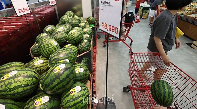 서울 시내 대형마트에 수박이 진열돼 있다. ⓒ뉴시스