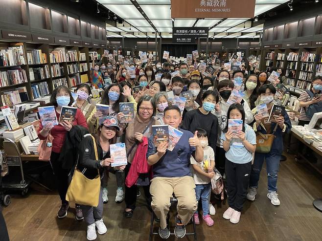 김호연 작가가 대만의 한 서점에서 독자들과의 대화 시간을 가진 뒤 함께 포즈를 취하고 있다. 김미쇼 대표 제공