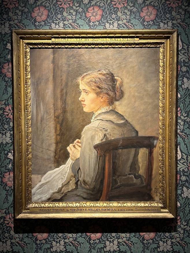 영국 화가 존 에버렛 밀레이가 복고주의 경향이었던 라파엘 전파 스타일에서 벗어나 빅토리아 시대 사람들의 일상을 주제로 그린 작품 ‘한 땀! 한 땀!’(1876년). 김민 기자 kimmin@donga.com