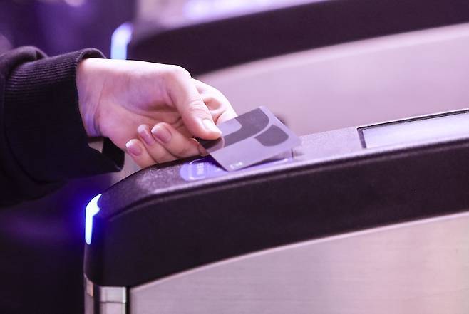 20일 서울 중구 시청역 개찰구에서 시민들이 지하철을 이용하고 있다. 2025.04.20. 서울=뉴시스