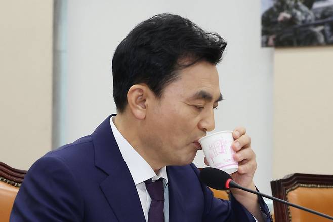 안규백 국방부 장관 후보자가 15일 오전 서울 여의도 국회 국방위원회 전체회의장에서 열린 인사청문회에 출석해 물을 마시고 있다. 2025.7.15/뉴스1