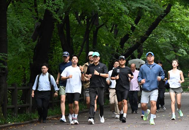 오세훈 서울시장이 ‘아침현장소통’ 첫날인 15일 시민과 남산 북측순환로를 달리고 있다. [연합뉴스]
