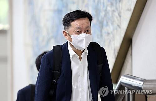 정진상 전 더불어민주당 당대표실 정무조정실장이  지난 6월 11일 오전 서울 서초구 서울중앙지법에서 열린 ‘대장동 배임·성남FC 뇌물’ 관련 1심 속행 공판에 출석하고 있다. [연합뉴스]