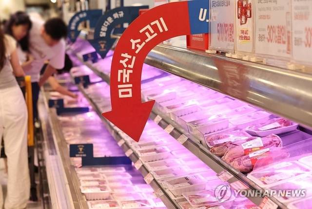 15일 서울 시내 한 대형마트에 미국산 소고기가 진열돼 있다. 미국은 한미 관세협상 농산물 분야에서 30개월 이상 소고기 수입 제한 해제, 미국산 쌀 구입 할당 확대 등을 요구하는 것으로 알려져 농축산업계의 반발 움직임이 거세지고 있다. [연합뉴스]
