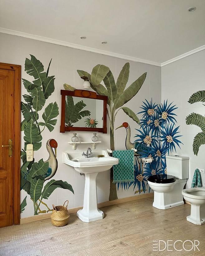 욕실의 오래된 타일에 그린 벽화 일러스트레이션 프로젝트. 오래된 타일은 특수 페인트로 칠했고, 벽화가 완성된 이후 아크릴 물감으로 직접 핸드페인팅을 했다.