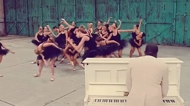 칸예 웨스트 'Runaway(ft. Pusha T)' MV 스틸컷