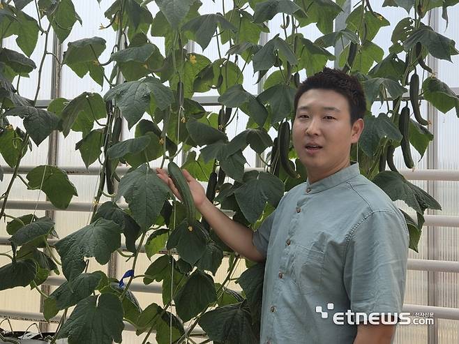 충남 보령 그린몬스터즈 스마트팜. 11일 서원상 그린몬스터즈 대표가 재배방식을 설명하고 있다. (사진=박효주 기자)