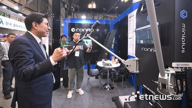 과학기술정보통신부, 부산광역시 등이 주최하고 벡스코, 전자신문 등이 주관한 2025 K-ICT 위크 인 부산이 15일 부산 벡스코에서 열렸다. 박형준 부산시장이 론픽 부스를 방문해 스마트시스템 등에 대한 설명을 듣고 있다.  부산=박지호기자 jihopress@etnews.com