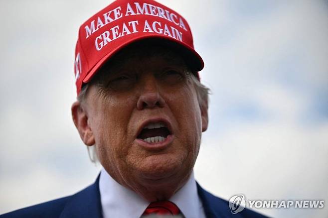 마가 모자를 쓰고 지지층들에게 단결을 주문하고 있는 도널드 트럼프 미국 대통령. 연합뉴스