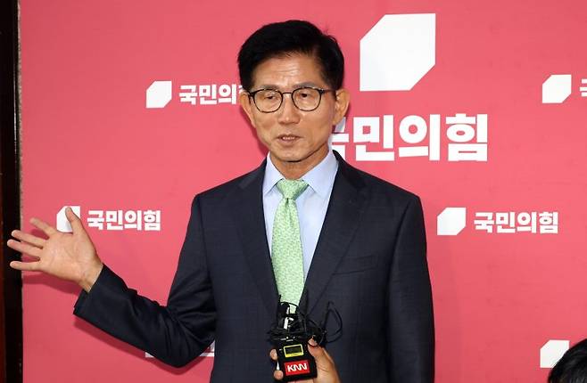 김문수 전 국민의힘 대선후보가 4일 오전 서울 여의도 국회에서 송언석 비상대책위원장 겸 원내대표를 면담하고 취재진의 질문에 답변하고 있다. 사진=뉴시스