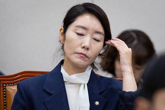 강선우 여성가족부 장관 후보자가 14일 서울 여의도 국회에서 열린 인사청문회에 출석해 머리카락을 쓸어 넘기고 있다. /사진=뉴스1