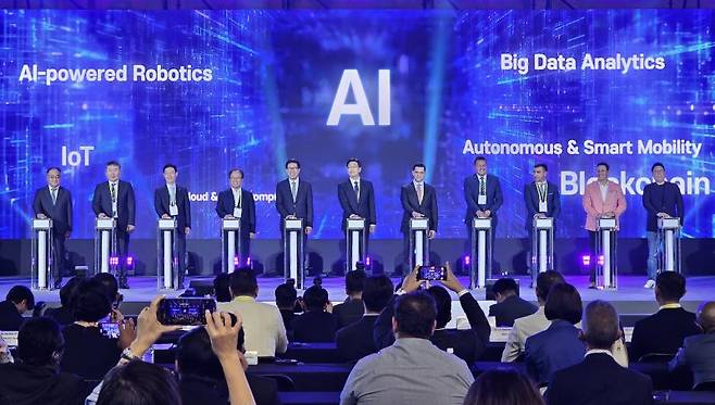 15일 부산 벡스코 제1전시장에서 열린 'K-ICT 위크·월드 스마트시티 엑스포' 개막식 현장. 김석준 부산교육감(왼쪽 네 번째부터)과 박형준 부산시장 등 주요 참석자들이 기념촬영하고 있다. 사진=변옥환 기자