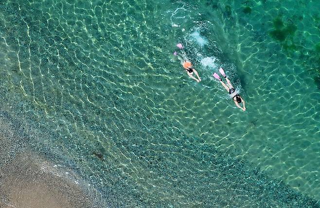 7일 경북 영덕군 대탄해변에서 피서객들이 해수욕하며 더위를 식히고 있다. 연합뉴스