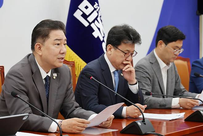 더불어민주당 김병기 당대표 직무대행 겸 원내대표가 15일 서울 여의도 국회에서 열린 더불어민주당 원내대책회의에서 발언하고 있다. 그 옆에 허영 원내정책수석부대표가 앉아 있다. 연합뉴스