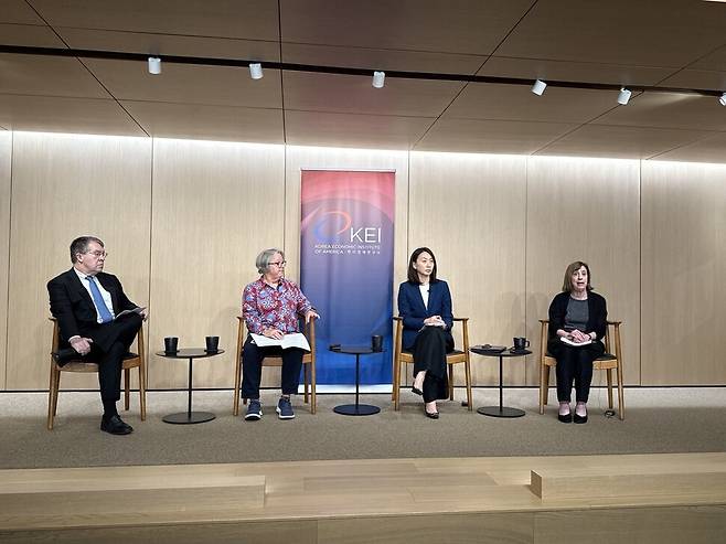 미국 워싱턴DC의 싱크탱크인 한미경제연구소(KEI)가 14일(현지시간) 주최한 대담에서 참석자들이 발언하고 있다. 왼쪽부터 스콧 스나이더 KEI 회장, 태미 오버비 올브라이트 스톤브리지 그룹 선임고문, 안세령 주미대사관 경제공사, 웬디 커틀러 아시아소사이어티정책연구소 부회장.