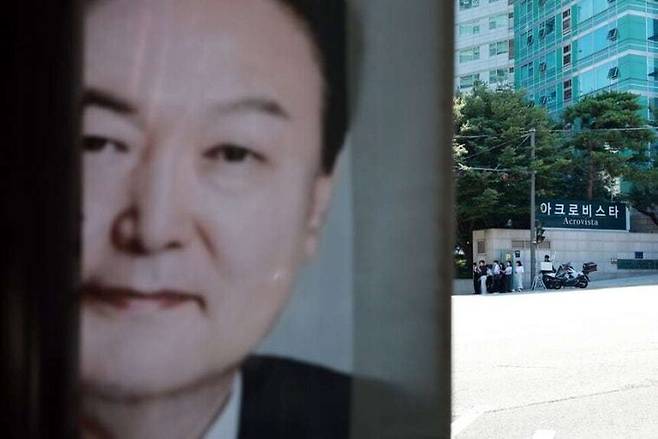 채상병 사건 수사방해 의혹을 수사하는 이명현 순직해병 특검팀이 지난 11일 수사외압 의혹의 정점으로 지목된 윤석열 전 대통령에 대한 압수수색에 나섰다. 사진은 이날 서울 서초구 윤 전 대통령 사저. 연합뉴스