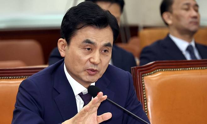 안규백 국방부 장관 후보자가 15일 국회에서 열린 인사청문회에서 의원들의 질문에 답변하고 있다. 윤운식 선임기자 yws@hani.co.kr