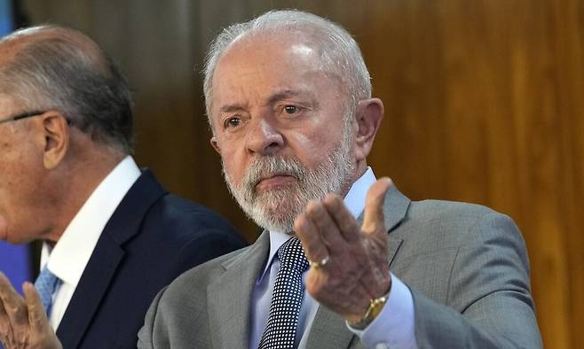 14일(현지시각) 브라질 수도 브라질리아에 있는 플라날토 대통령궁에서 열린 경제 관련 행사에 도착해 루이스 이나시우 룰라 다 시우바 대통령이 손짓하는 모습. AP연합뉴스